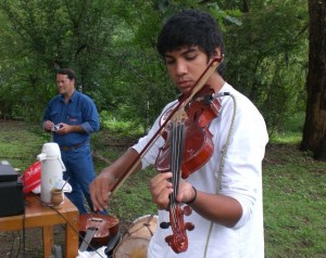 Violinista que embelleció con su música la misa y la fiesta